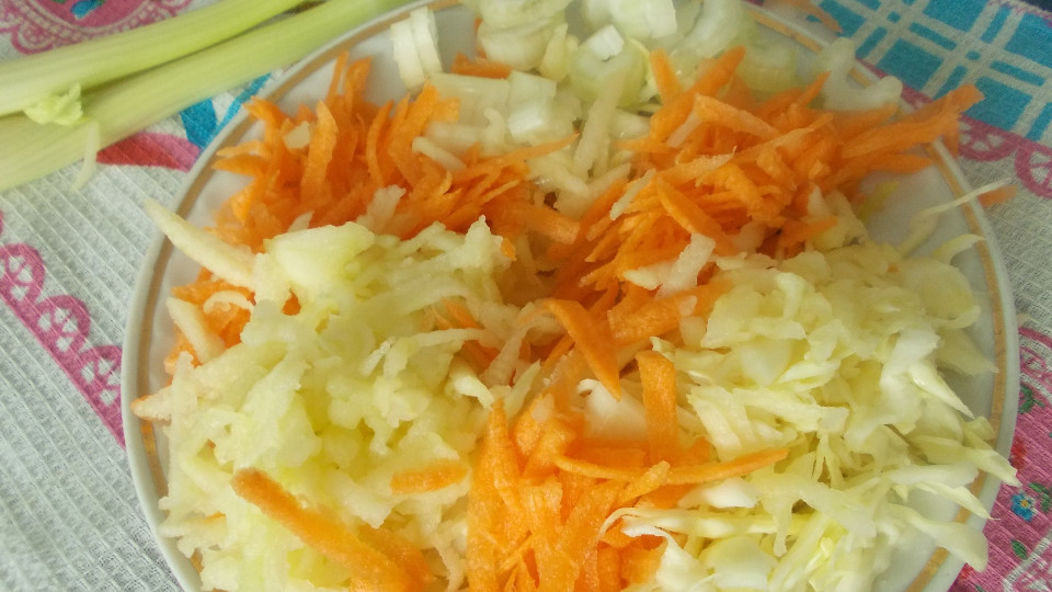 салат из капусты и моркови с яблоком и сельдереем