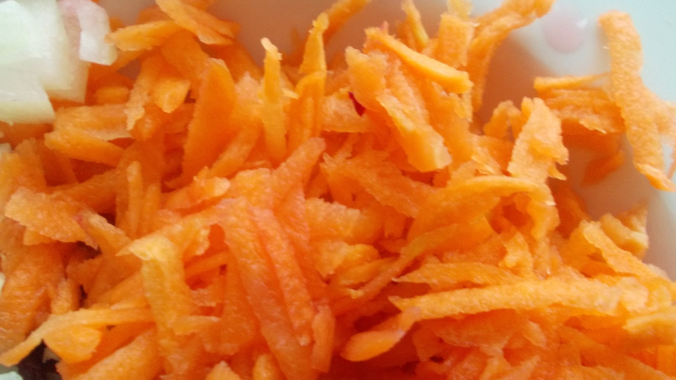 морковь для салата - натертая морковь для салата с сельдереем