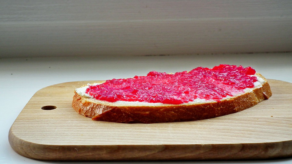 Бутерброд с желе из красной смородины