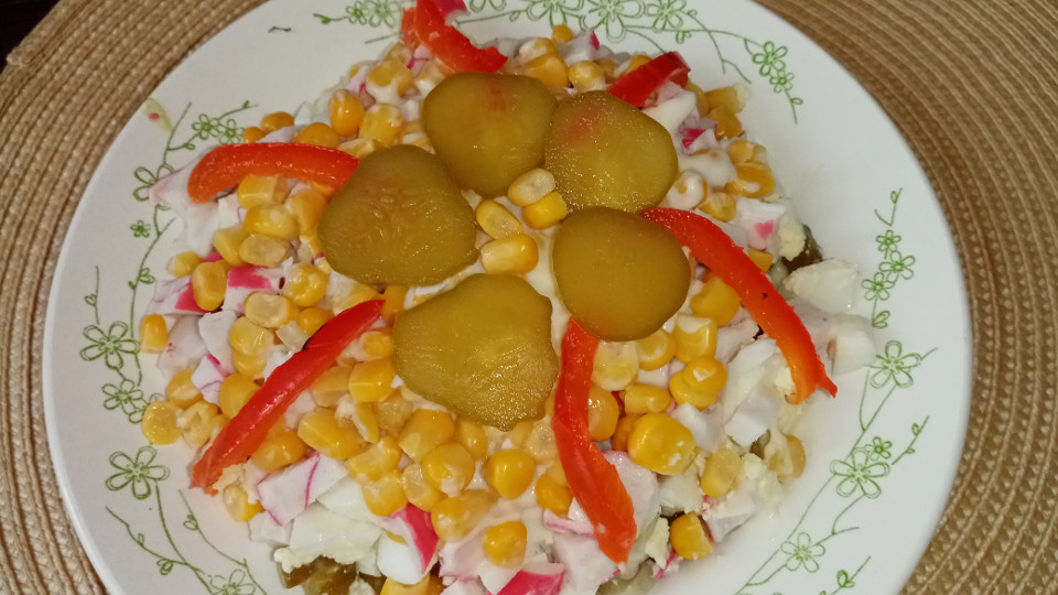 Крабовый салат с маринованными огурцами