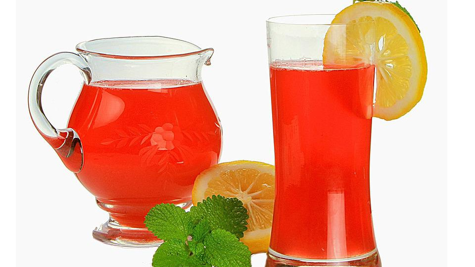 Лимонад из ягод легко приготовить из простых ингредиентов в домашних условиях