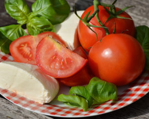 Ингредиенты для салата из помидоров простые и доступные