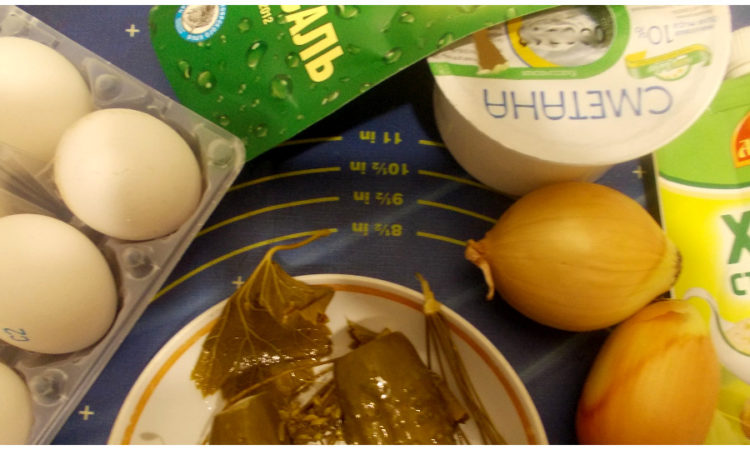 Салат яичный готовится из простых ингредиентов, яйца и огурцы прекрасно дополняют друг друга