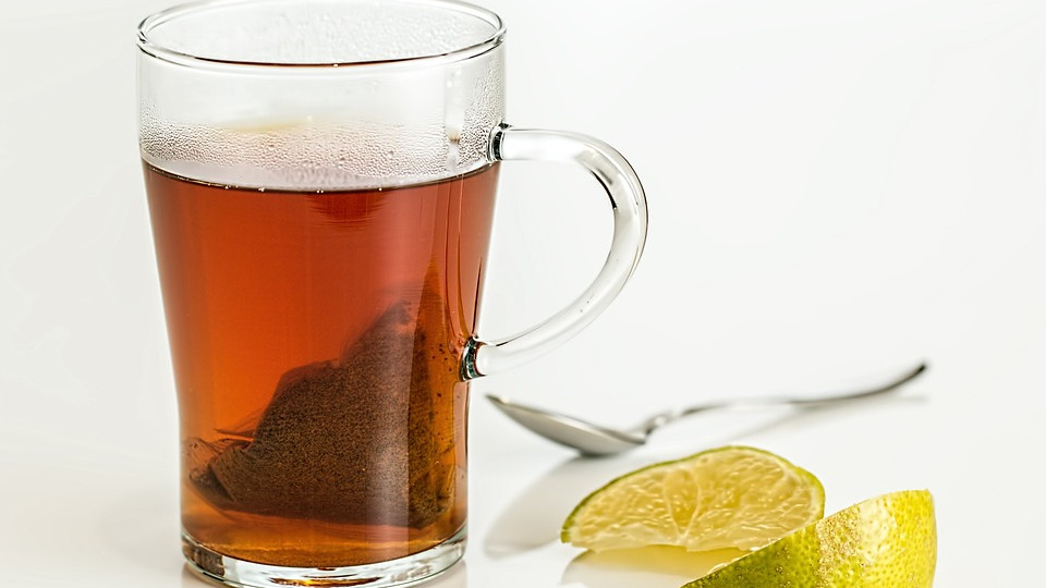 Вкусный английский напиток - чай с сиропом лимона и малины, легко приготовить, согреет в холодное время года