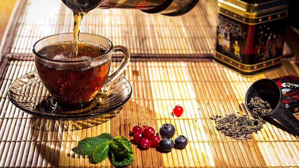 Русский напиток - черный чай с черникой, вкусно и полезно