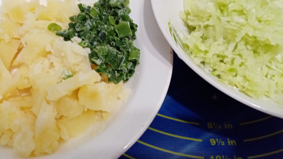 Ингредиенты для салата из редьки и картофеля с луком