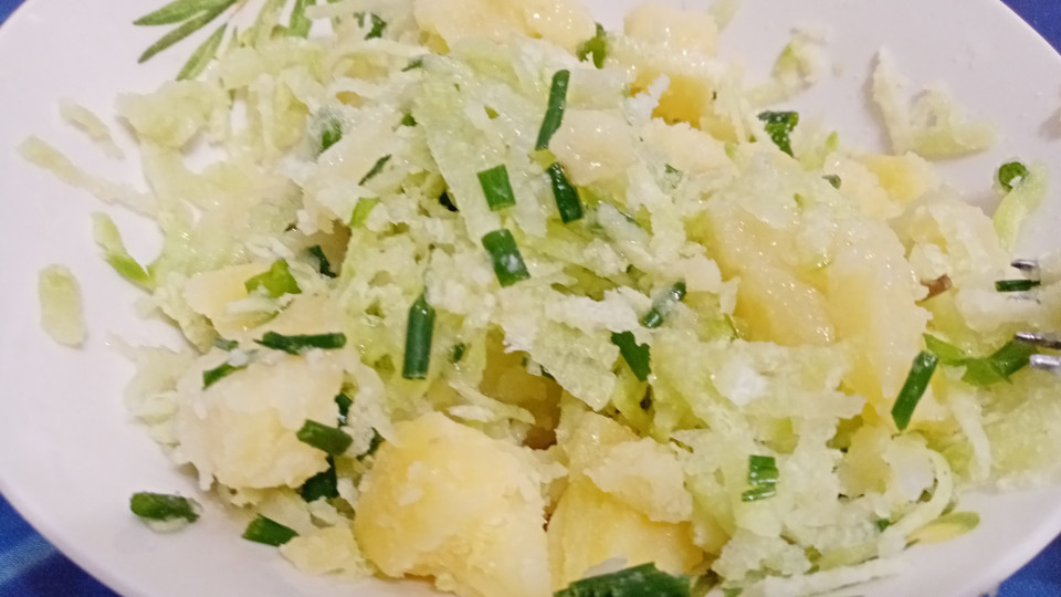 Салат из редьки и картофеля с зеленым луком