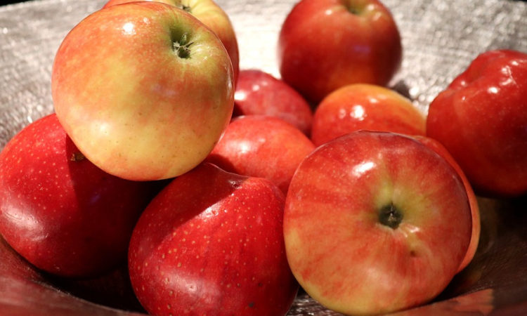 Салаты с яблоками - полезные и вкусные, просто готовить, содержат витамины и клетчатку