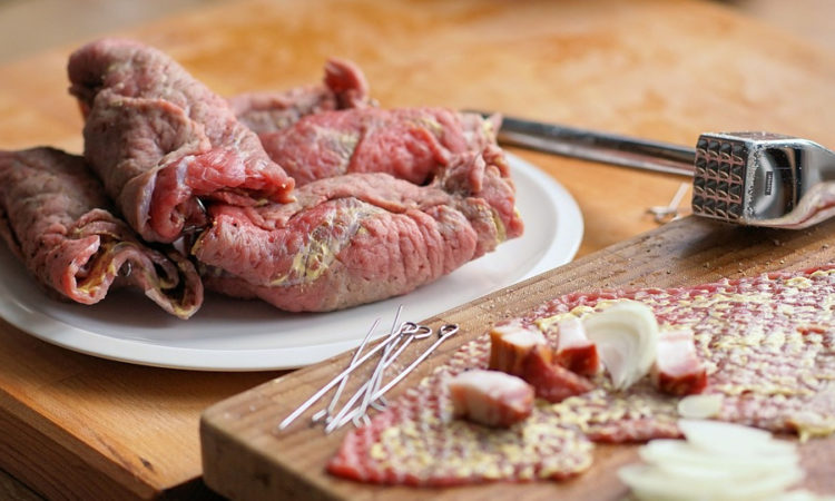 Рулеты из мяса - вкусное и сытное блюдо из мяса с начинкой, обжаренное и тушеное, ароматное и питательное