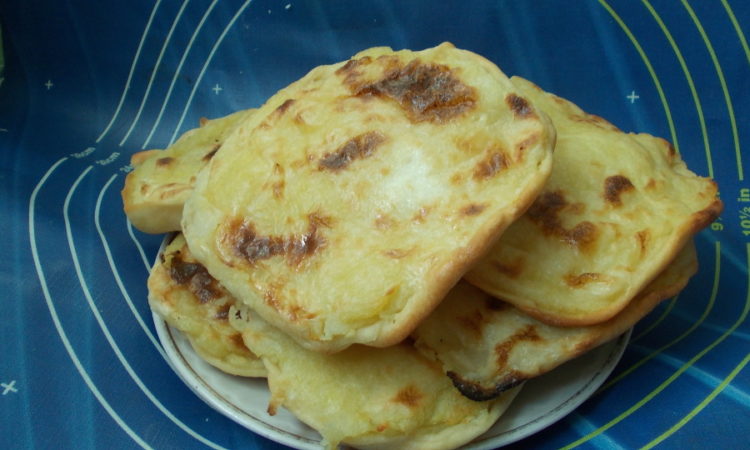 Шаньги - открытые пирожки с начинкой, здесь с картофелем