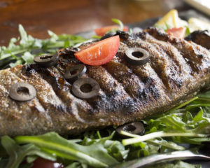 Фаршированная рыба - замечательное блюдо для общего стола, как праздничного, так и повседневного стола