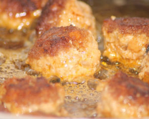 Биточки куриные очень просто готовить, получаются замечательные, нежные, вкуснейшие биточки