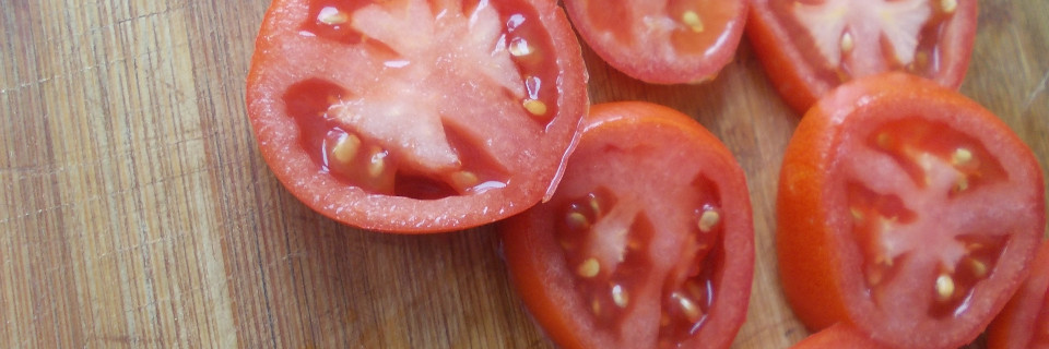 В процессе приготовления блюда корзиночки с курицей используются помидоры