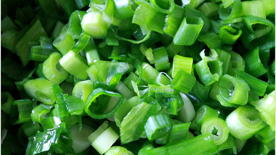 Вкусный и простой салат из зеленого лук приготовить легко, просто добавить немного зелени и заправить 