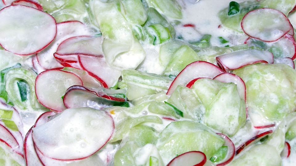 Вкусный, легкий салат из редиса,огурца и зеленых листьев салата, поленый и вкусный, малокалорийный
