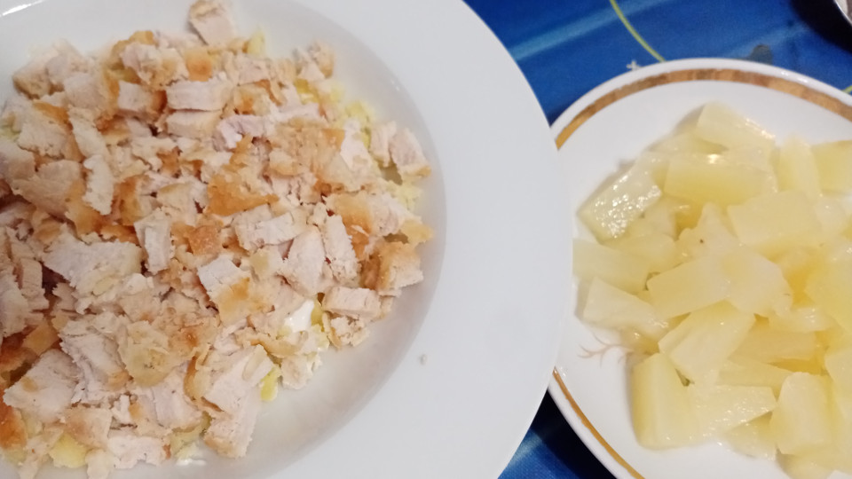 Ингредиенты для салата,куриное филе и ананас