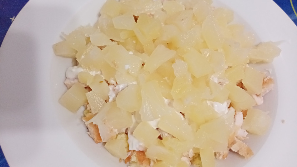 Слой ананасов,нарезанных кусочками