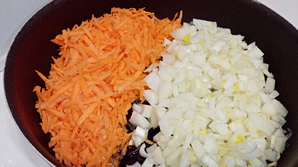 морковь и лук обжариваем