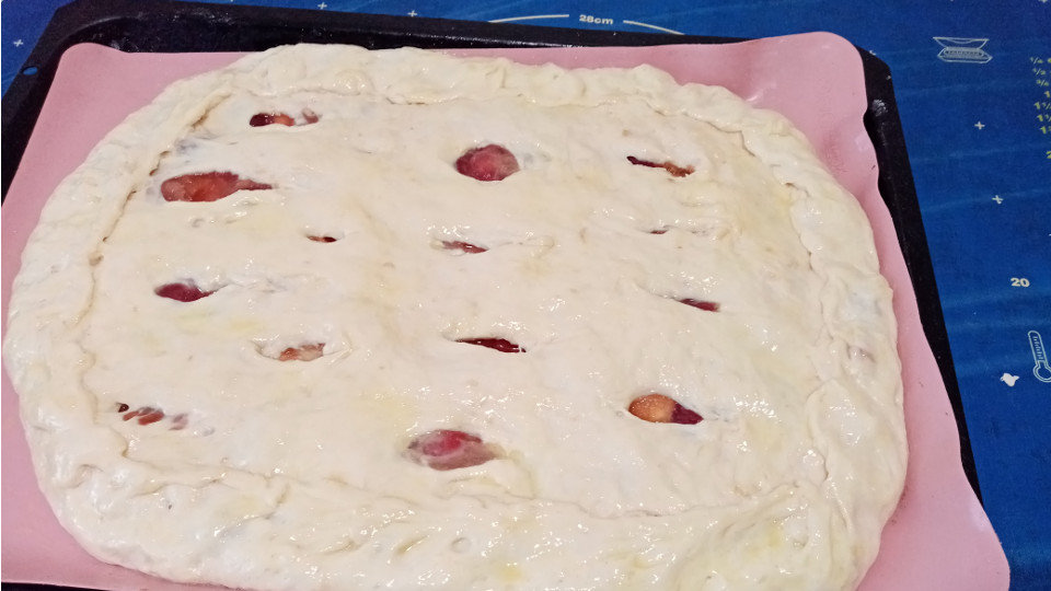 пирог подготовлен к выпеканию