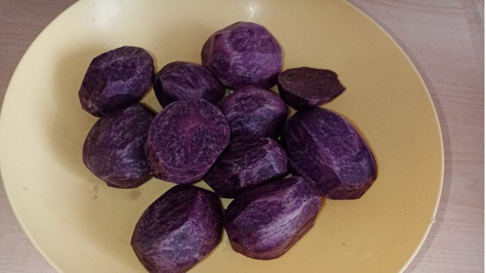 Очищенный фиолетовый картофель