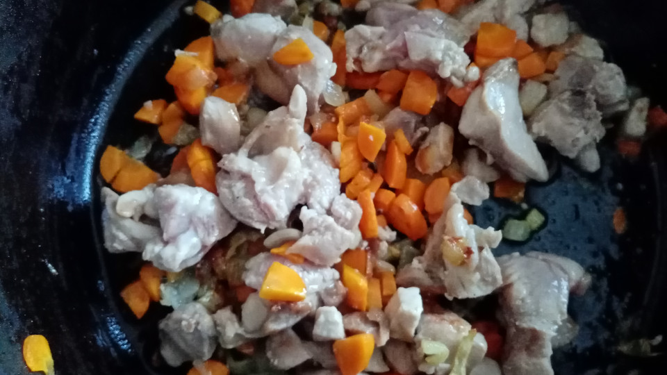 Обжариваем мясо