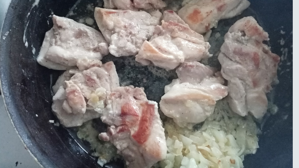 Обжариваем кусочки курицы