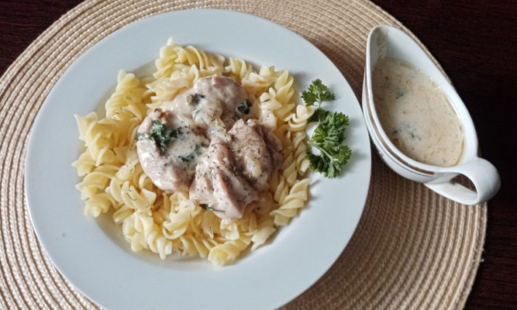 Кусочки куриного бедра в чесночном соусе