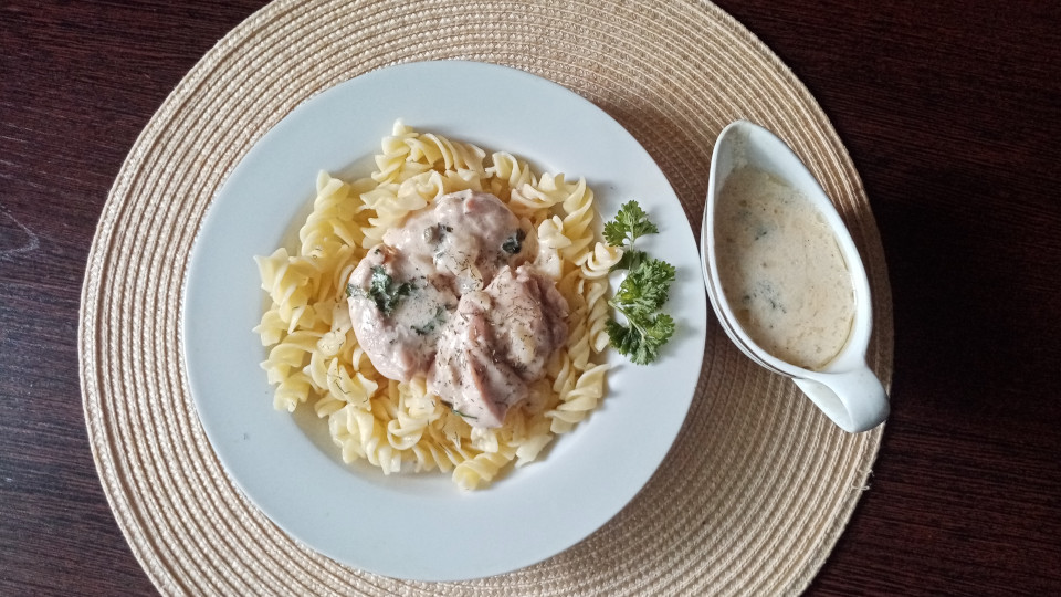 Филе куриного бедра с макаронами