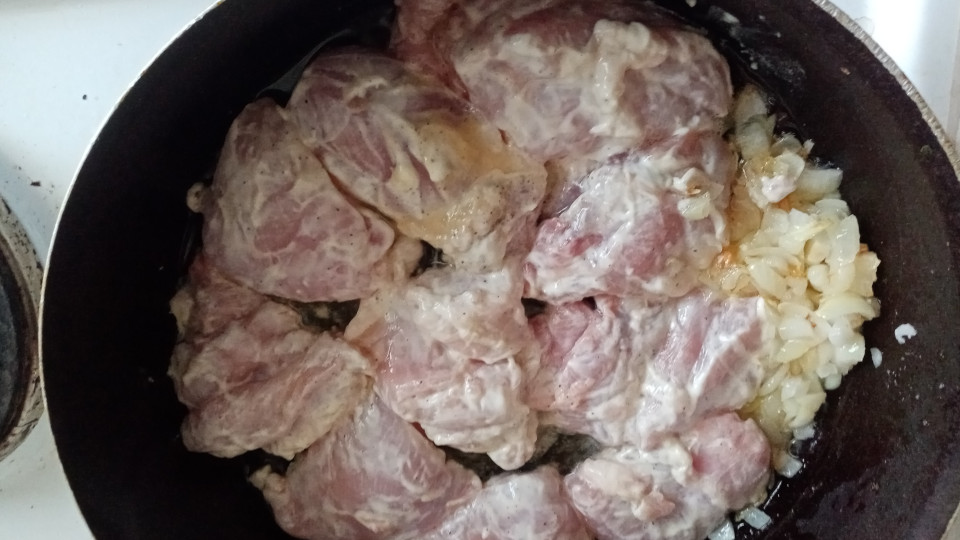 кусочки филе куриного бедра на сковороде