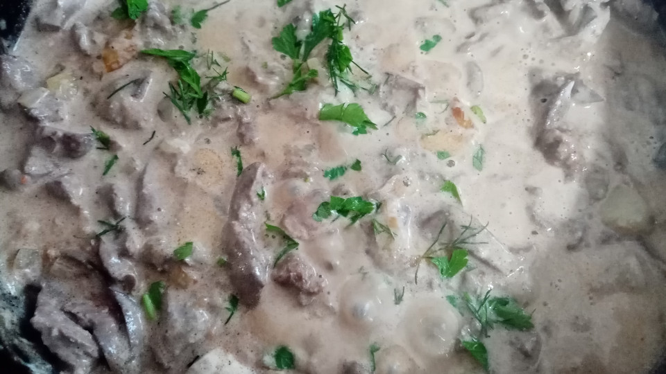 Куриная печень по строгановски готова