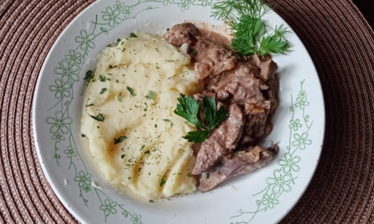 Куриная печень по- строгановски