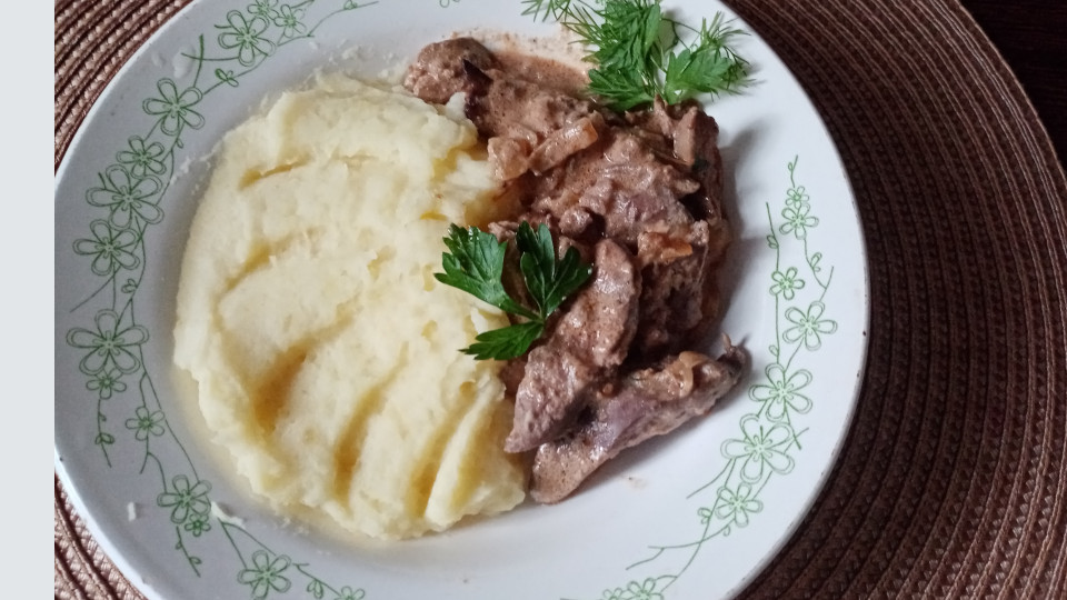 Куриная печень по строгановски